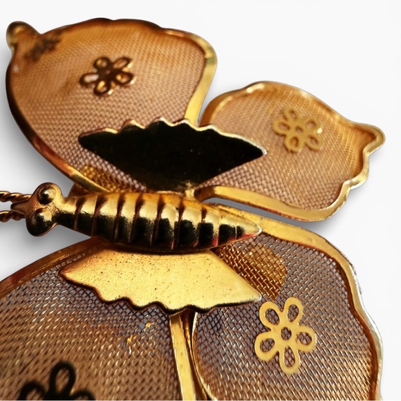 Vintage Gold Tone Mesh Butterfly Brooch, Floral Accents, Mid Century C‑Clasp Pin - Picture 6 of 12